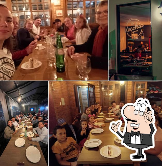 Sente em uma das mesas no La Vecchia Trattoria