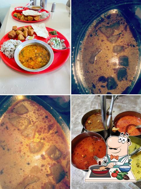 Chicken curry at Swami Samarth Bhojnalay