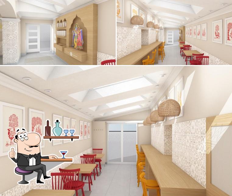 Siediti a un tavolo di Restavracija Radha Govinda