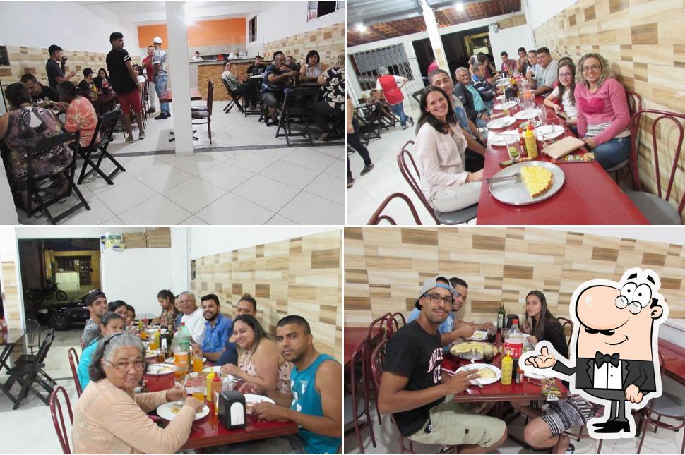 Sente em uma das mesas no Pizzaria Primeiro Mundo