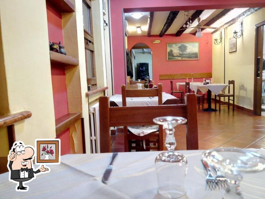 Dai un'occhiata agli interni di Trattoria V Ponte