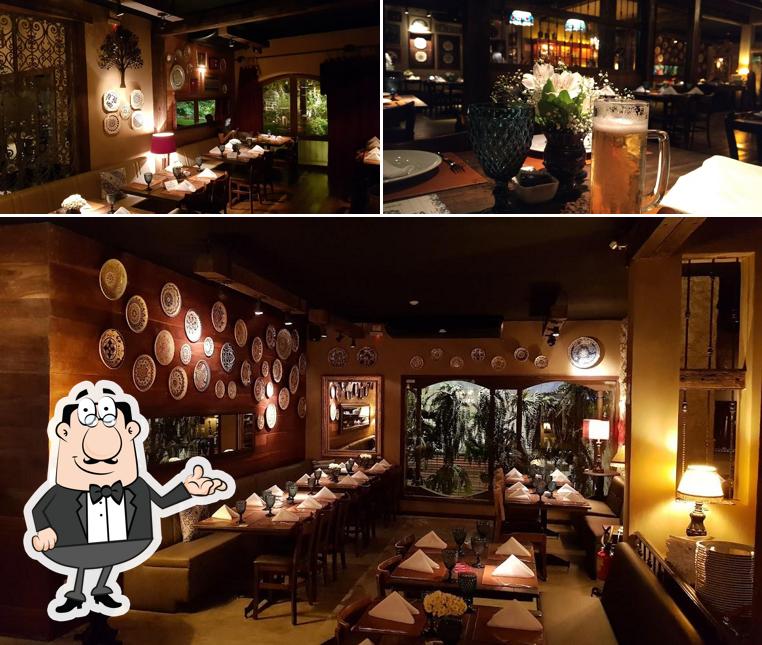 Sente em uma das mesas no Talavera Bar e Restaurante