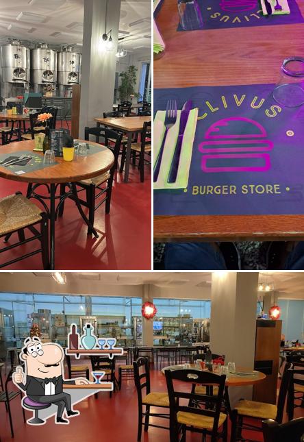Dai un'occhiata agli interni di Clivus Burger & Wine Store