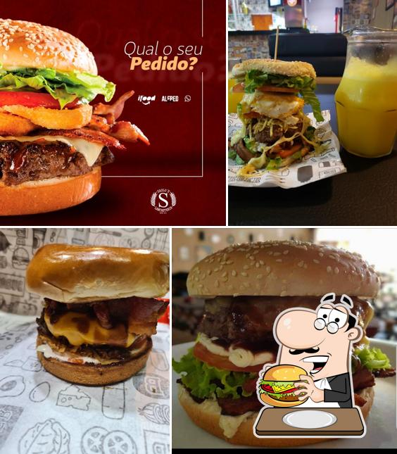 Peça um dos hambúrgueres oferecidos no Saulo's Lancheteria Delivery