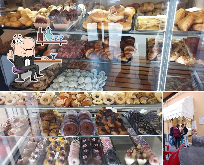 La foto di interni e cibo da Panificio Biscotteria Romagnoli Fabrizio