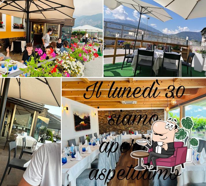 Siediti a un tavolo di Ristorante Pizzeria AL SOLE