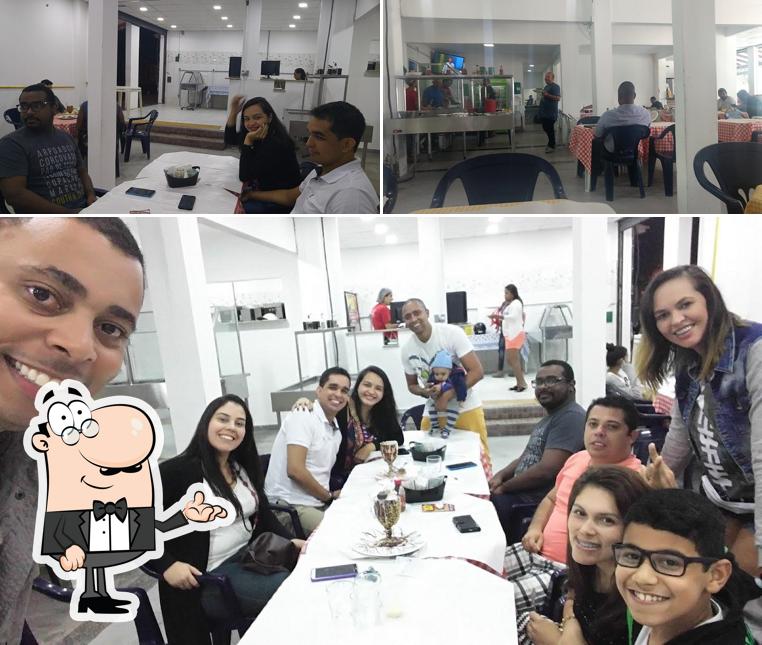 Sente em uma das mesas no Frangão