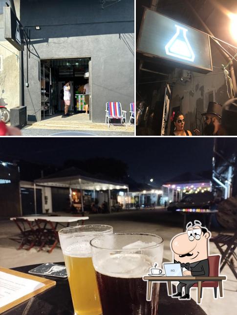 Entre diversos coisas, interior e comida podem ser encontrados no BrewLab GastroPub