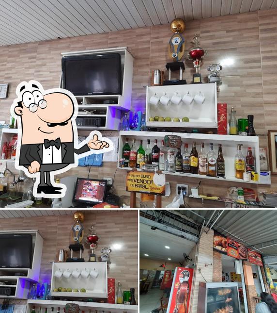 Sente em uma das mesas no Bar Do Vavá