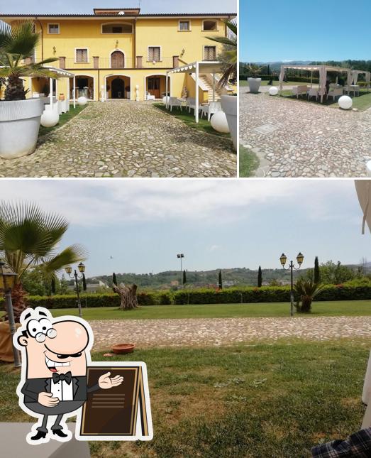 Tra le varie cose da Relais Serra D'ulivo si possono trovare la esterno e interni