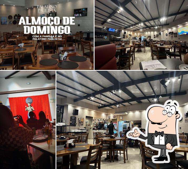 Sente em uma das mesas no Palatino Paulista Restaurante & Pizzaria