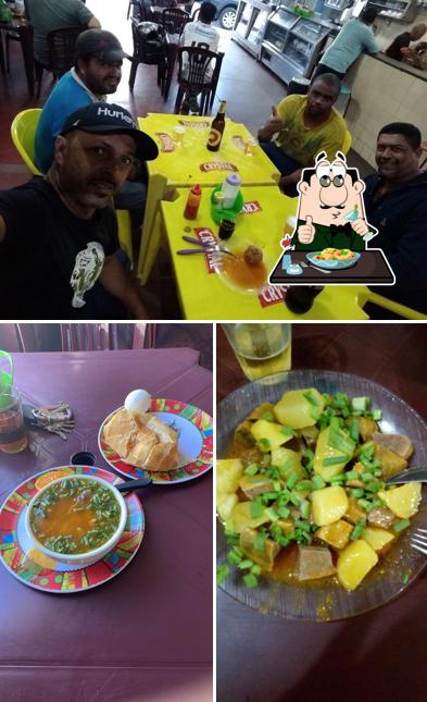 Entre diferentes coisas, comida e interior podem ser encontrados no Bar Matos e Matos