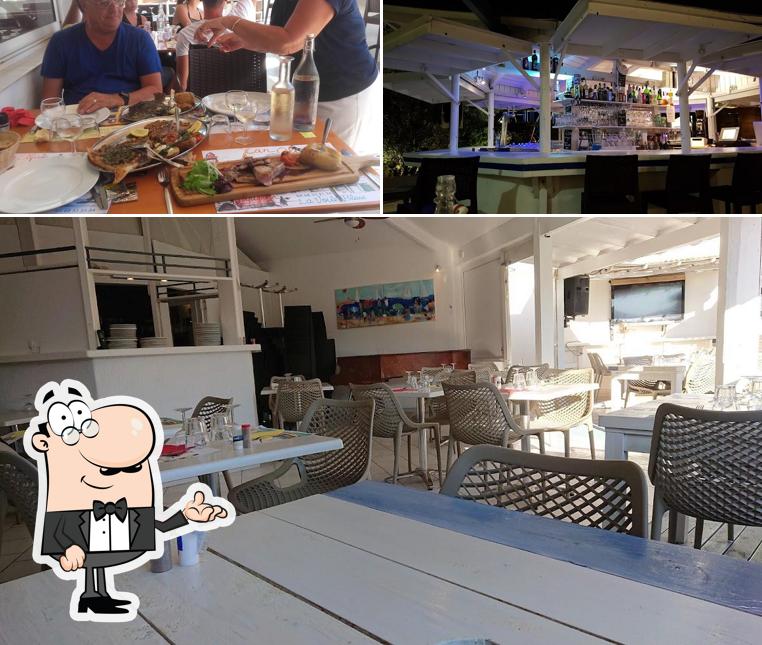 Installez-vous à l'une des tables de La Voile Bleue Can olivier
