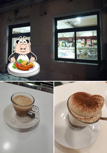 Guarda la foto che mostra la cibo e interni di Ariston Cafe’
