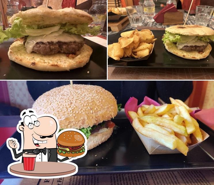Prenditi un hamburger a Il Gallo Nero Pub