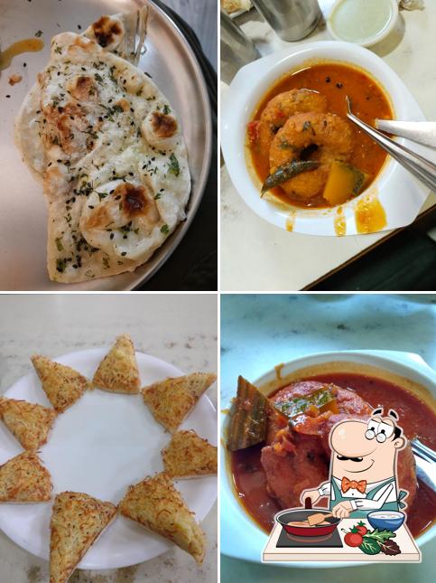 Chicken curry at Shri Seena Palace Hotel