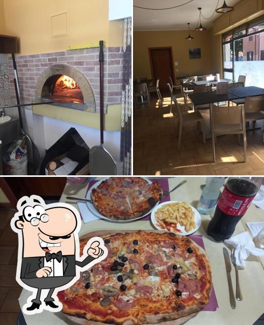 La foto di interni e pizza da Pizzeria Nilo 3