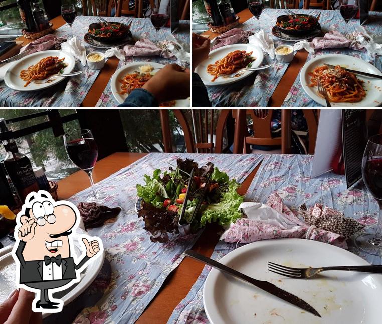 Sente em uma das mesas no Cucina Boniatto