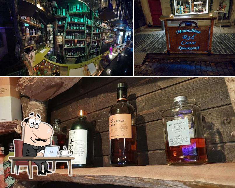 Tra le varie cose da Red Cave moonshine Bar si possono trovare la interni e cibo