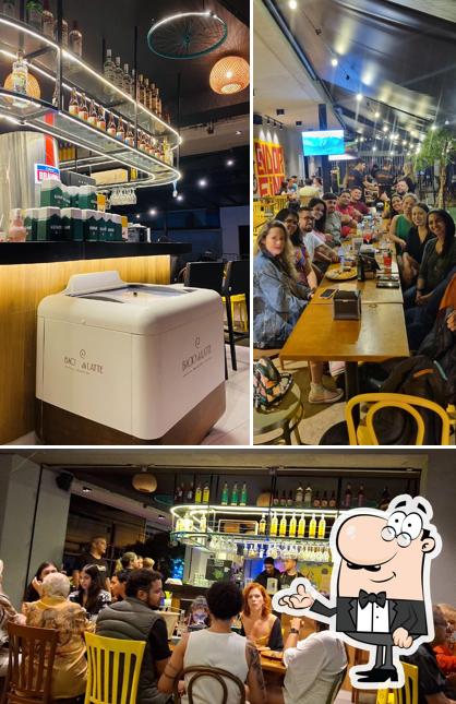 Sente em uma das mesas no Endorfina Bar e Restaurante