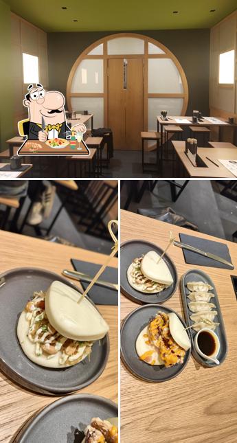 Dai un’occhiata alla immagine che raffigura la cibo e interni di Opera Bao Ramen Bar