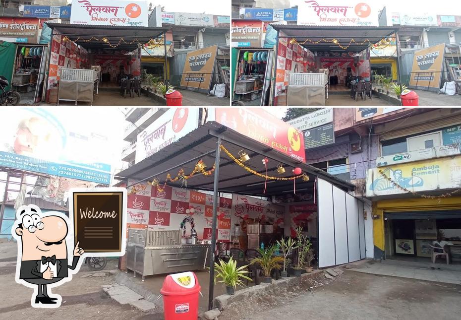 Look at this image of Pailwan Misal House & amruttulya