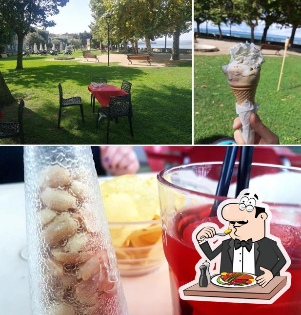 Questa è la immagine che mostra la cibo e interni di Infinity bar gelateria