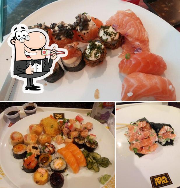 Rolos de sushi são servidos no Thai Wok