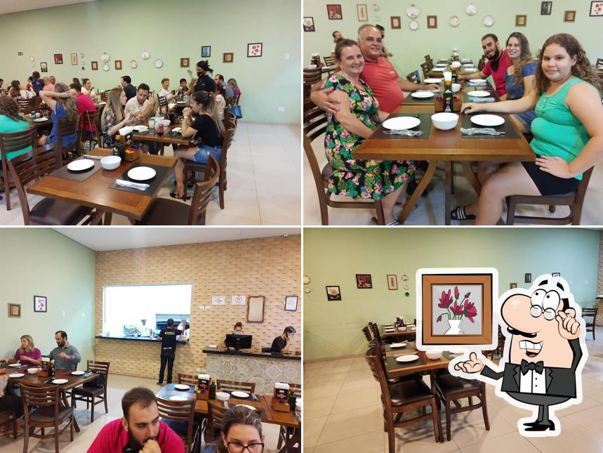 Sente em uma das mesas no Dom Marino Pizzaria