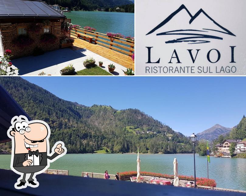Curiosa tra la parte esterna di Lavoi ristorante sul lago