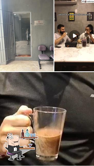 A interior e bebida do restaurante