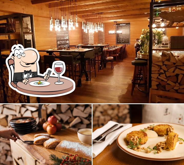 La foto di cibo e interni da Restaurant The Basement