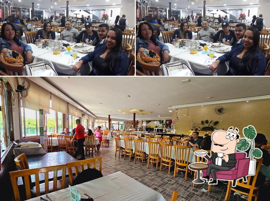 Sente em uma das mesas no Churrascaria e Pizzaria Fazenda Vigano Betim