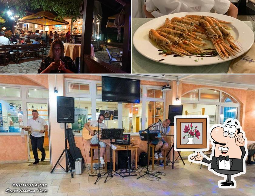 Siediti a un tavolo di Restaurant Dupin