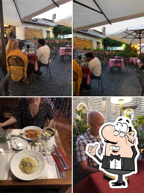 Dai un'occhiata agli interni di Enoteca al Duomo