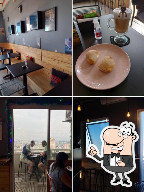 Sente em uma das mesas no Kiki Café