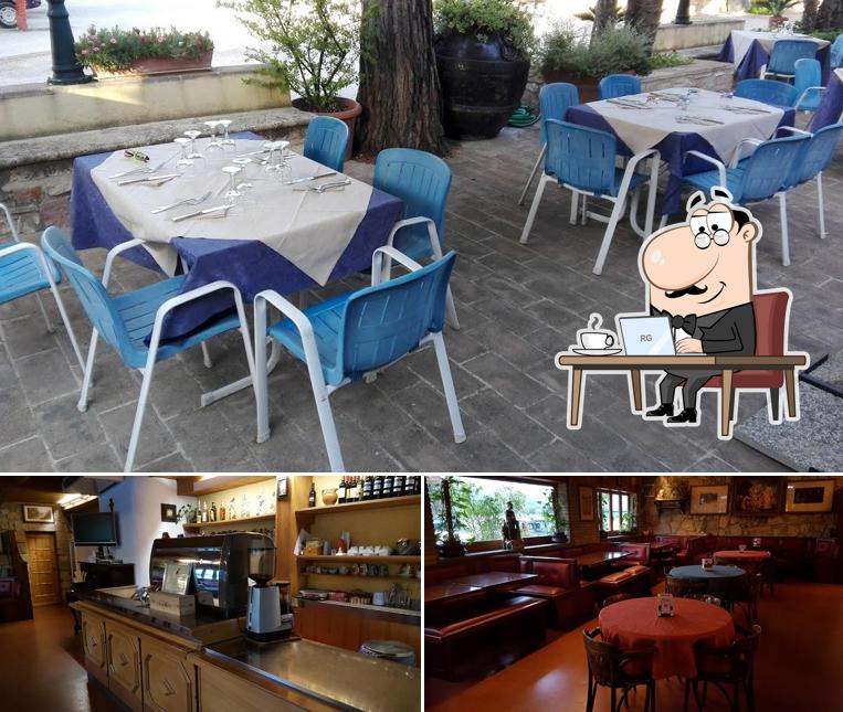 Siediti a un tavolo di Hotel Ristorante Villa Elda