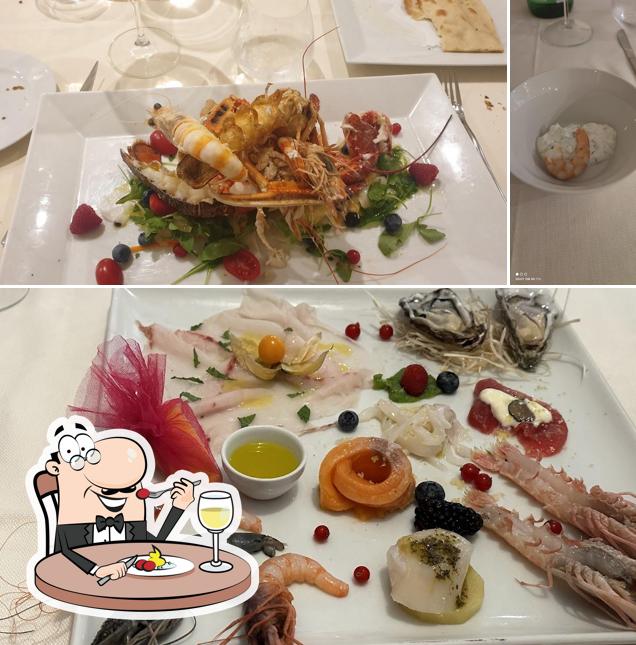 Tra le varie cose da Hostaria Il Cavallo di Massimo Manfredi e C. Snc si possono trovare la cibo e bevanda