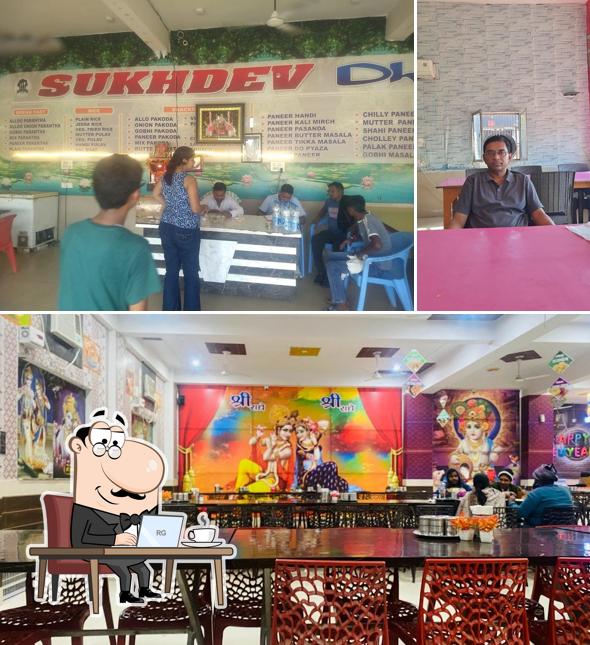 The interior of Sukhdev Brijwasi Dhaba (Khatu shayam dhabha)