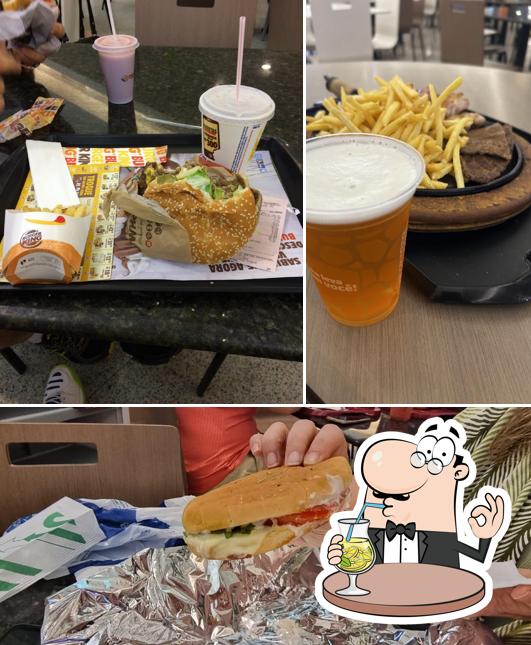 A bebida e comida do restaurante