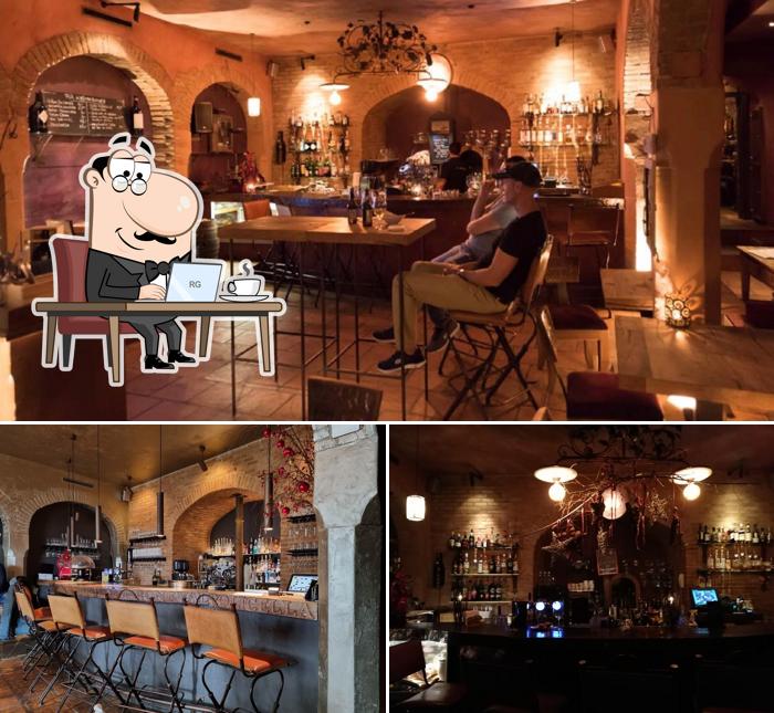 Siediti a un tavolo di Vino Bar Il Sottoscala