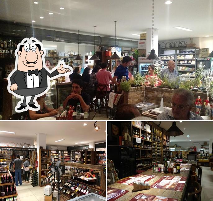 Sente em uma das mesas no Café da Banca Gramado