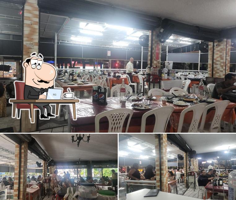 Sente em uma das mesas no Restaurante Varanda Tropical - Churrascaria e Pizzaria