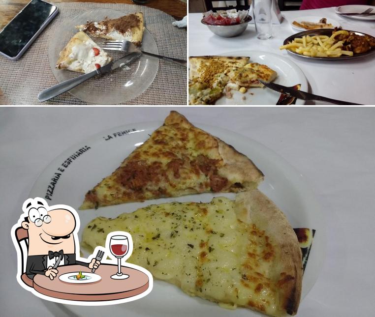 Platos en La Fenice Pizzaria e Esfiharia