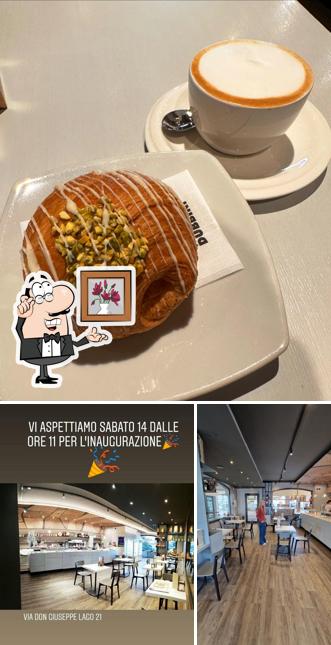 Siediti a un tavolo di Twins' bakery