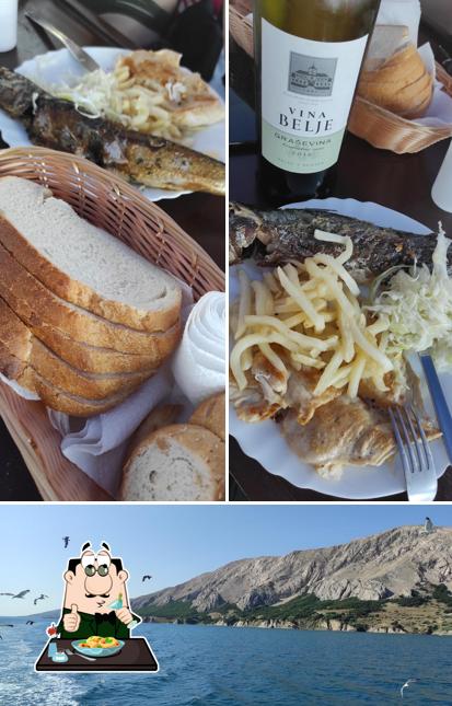 Guarda la foto che raffigura la cibo e esterno di FESTINI Party Boat - Zrće