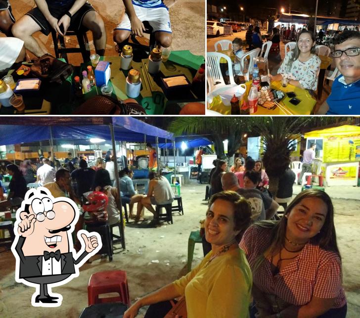 Sente em uma das mesas no Vira Verão Espetos