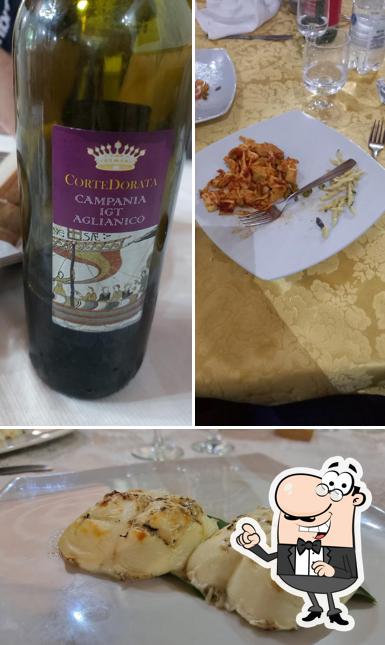 Questa è la immagine che mostra la interni e cibo di La Taverna Del Carbonaro