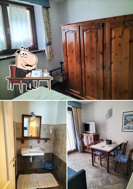 Siediti a un tavolo di Residence Au Vieux Grenier