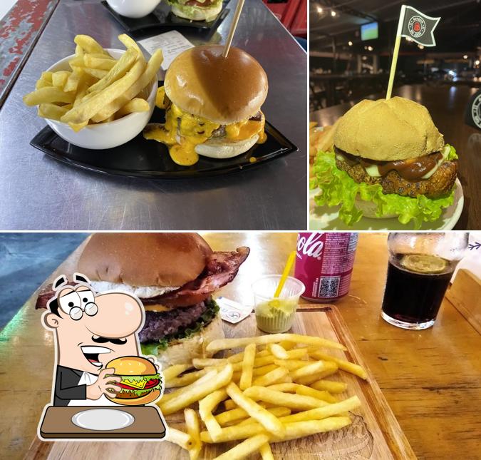 Delicie-se com um hambúrguer no Boteco do Joca